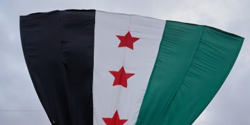 قتل فيه جنود أمريكيون.. الخارجية السورية تدين الهجوم الإرهابي بالقرب من تدمر قتل فيه جنود أمريكيون.. الخارجية السورية تدين الهجوم الإرهابي بالقرب من تدمر