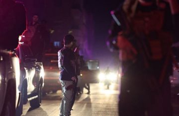 سقوط قتلى وجرحى من الشرطة السورية في تفجير انتحاري نفسه أثناء توجهه لاستهداف كنيسة وسط حلب سقوط قتلى وجرحى من الشرطة السورية في تفجير انتحاري نفسه أثناء توجهه لاستهداف كنيسة وسط حلب