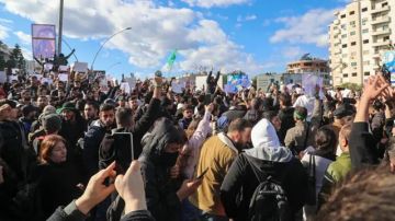 مقتل ثلاثة أشخاص وإصابة العشرات خلال احتجاجات للعلويين في اللاذقية بالساحل السوري