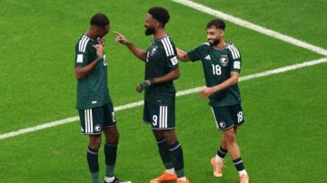 المنتخب السعودي يتأهل إلى نصف نهائي بطولة كأس العرب لكرة القدم المنتخب السعودي يتأهل إلى نصف نهائي بطولة كأس العرب لكرة القدم