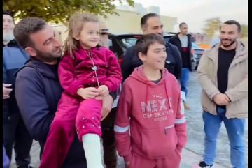 خطفت القلوب ببراءتها.. صانع محتوى سعودي يهدي الطفلة إيلين وعائلتها سيارة فارهة (فيديو) خطفت القلوب ببراءتها.. صانع محتوى سعودي يهدي الطفلة إيلين وعائلتها سيارة فارهة (فيديو)