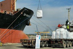 الولايات المتحدة ترسل 14 ألف طن طحين إلى سوريا عبر ميناء طرطوس