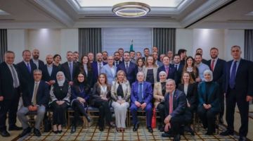 خلال اجتماعه بالجالية السورية في نيويورك.. الشيباني يقدم وعودا بتسهيل إجراءات الاستثمار خلال اجتماعه بالجالية السورية في نيويورك.. الشيباني يقدم وعودا بتسهيل إجراءات الاستثمار