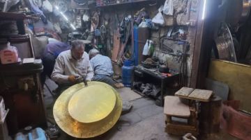 حكايات محفورة على النحاس.. سوق النحاسين إرث دمشقي مهدد بالزوال حكايات محفورة على النحاس.. سوق النحاسين إرث دمشقي مهدد بالزوال