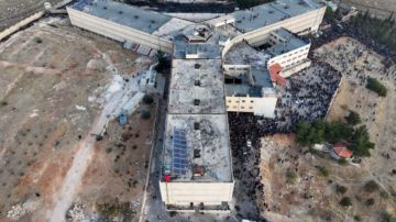 قضى 6 سنوات في صيدنايا و4 أشهر داخل محرس مهجور.. قصة معتقل لم يعلم بسقوط الأسد قضى 6 سنوات في صيدنايا و4 أشهر داخل محرس مهجور.. قصة معتقل لم يعلم بسقوط الأسد