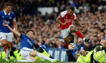 إيفرتون يسلم مفاتيح البريميرليغ لجاره ليفربول