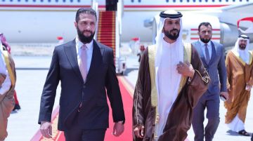 رئيس الجمهورية العربية السورية السيد أحمد الشرع والوفد المرافق له يصل مطار قاعدة الصخير الجوية في مملكة البحرين، حيث كان في استقباله كل من سمو الشيخ ناصر بن حمد بن عيسى آل خليفة ممثل صاحب الجلالة للأعمال الإنسانية وشؤون الشباب، وسعادة وزير الخارجية الدكتور عبد اللطيف بن راشد الزياني، وعدد من كبار المسؤولين في المملكة.