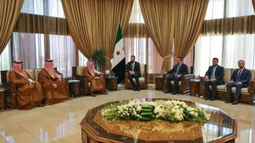 وزير خارجية السعودية يؤم المصلين بالجامع الأموي الكبير في دمشق وسط تفاعل