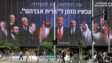 بإسرائيل.. رفع صورة محمد بن سلمان والسيسي مع ترامب و8 قادة عرب.. وهذا ما كتب عليها باللغة العبرية بإسرائيل.. رفع صورة محمد بن سلمان والسيسي مع ترامب و8 قادة عرب.. وهذا ما كتب عليها باللغة العبرية