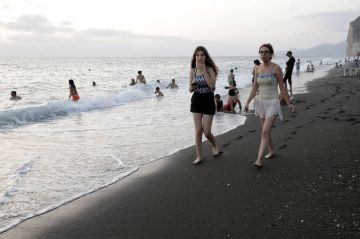 شواطئ سوريا محرمة على عراة الكتفين والركبتين