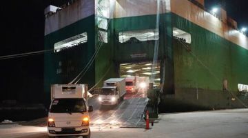 من كوريا الجنوبية.. تفريغ باخرة تحمل 720 سيارة في مرفأ طرطوس من كوريا الجنوبية.. تفريغ باخرة تحمل 720 سيارة في مرفأ طرطوس