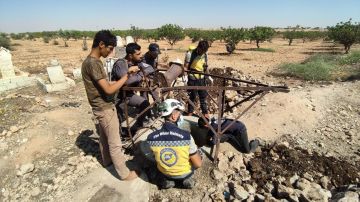 سوريا.. العثور على رفات 15 شخصا في بئر ماء بريف حماة (صور)