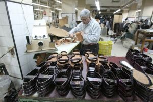 سوريا تنظم استيراد الأحذية والملابس الجلدية: ختم المنشأ ورسوم حمائية جديدة