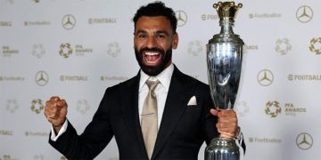 محمد صلاح يتوج بجائزة أفضل لاعب في الدوري الإنكليزي محمد صلاح يتوج بجائزة أفضل لاعب في الدوري الإنكليزي