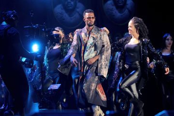 الجاكيت الرجالي بإطلالات المشاهير العرب.. قصات مبتكرة وألوان غير مألوفة الجاكيت الرجالي بإطلالات المشاهير العرب.. قصات مبتكرة وألوان غير مألوفة