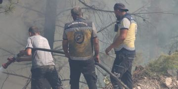 تدخل الطيران لصعوبة الأوضاع.. الدفاع المدني يخوض معارك شرسة مع النيران في ريف حماة