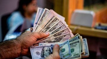 خبير يحذر من ارتفاع الدولار إلى أكثر من 12 ألف ليرة خبير يحذر من ارتفاع الدولار إلى أكثر من 12 ألف ليرة