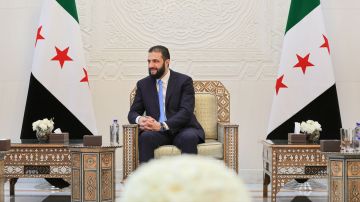 الشرع يمازح أهالي حمص: ديروا بالكم علينا أنا صهركم (فيديو) الشرع يمازح أهالي حمص: ديروا بالكم علينا أنا صهركم (فيديو)