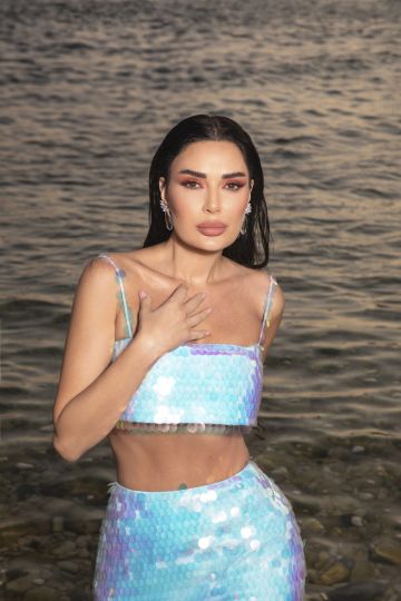 إطلالات النجمات العربيات على الشاطئ بين الجرأة والأناقة