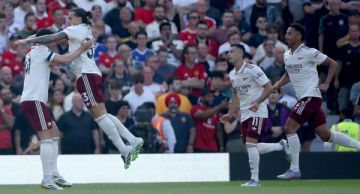 ارسنال يسقط المان يونايتد على ملعبه وتعادل تشلسي في افتتاح مباريات الدوري الانكليزي