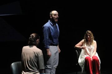 عوز مسرحية بريطانية عن المآسي الصغيرة في صيغة سورية  عوز مسرحية بريطانية عن المآسي الصغيرة في صيغة سورية