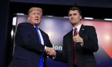 مناصر معروف للرئيس الأمريكي .. ترمب يعلن وفاة المؤثر المحافظ تشارلي كيرك بعد إطلاق النار عليه مناصر معروف للرئيس الأمريكي .. ترمب يعلن وفاة المؤثر المحافظ تشارلي كيرك بعد إطلاق النار عليه