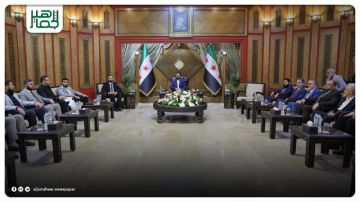 الرئيس أحمد الشرع يعقد اجتماعا موسعا مع العاملين في مديريات الأوقاف والصحة والشؤون الاجتماعية في حلب، ويستمع إلى شرح حول واقع العمل في المؤسسات الدينية والصحية واحتياجاتها، وأوضاع المهجرين الإنسانية وكيفية ضمان العودة الكريمة إلى قراهم وبلداتهم. الرئيس أحمد الشرع يعقد اجتماعا موسعا مع العاملين في مديريات الأوقاف والصحة والشؤون الاجتماعية في حلب، ويستمع إلى شرح حول واقع العمل في المؤسسات الدينية والصحية واحتياجاتها، وأوضاع المهجرين الإنسانية وكيفية ضمان العودة الكريمة إلى قراهم وبلداتهم.