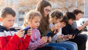 بعد استراليا.. فرنسا تقر مشروع قانون يمنع القاصرين من استخدام وسائل التواصل