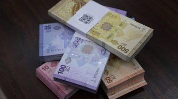 ما أسباب تذبذب سعر الصرف بعد طرح العملة الجديدة؟