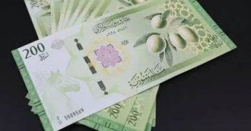 الذهب يحافظ على مستوياته العالية مع انخفاض طفيف في سعر صرف الليرة السورية