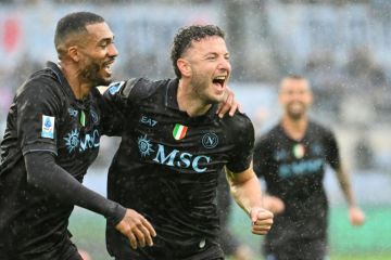 نابولي يهزم لاتسيو ويقفز الى المركز الثاني في الدوري الايطالي