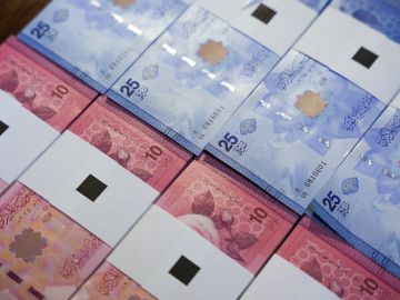 متانة وجودة.. سوريون يختبرون العملة الجديدة (فيديو)