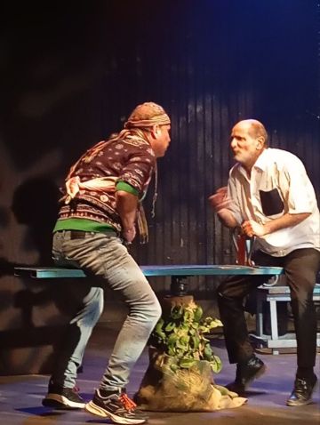 وقت مستقطع.. حين يتحول المسرح إلى مساءلة أخلاقية (فيديو)