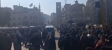 سائقو سرافيس النقل الداخلي في حماة يعتصمون رفضا لنقلهم إلى الخطوط الخارجية