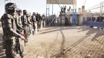 الجيش الأمريكي يبدأ بنقل معتقلين من داعش من شمال شرق سوريا الى العراق