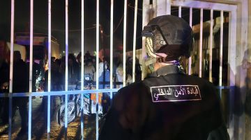 الداخلية السورية: قوى الأمن باشرت ضبط الوضع في مخيم الهول بعد انسحاب قسد (صور) الداخلية السورية: قوى الأمن باشرت ضبط الوضع في مخيم الهول بعد انسحاب قسد (صور)