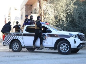 سوريا.. الأمن الداخلي ينتشر في شوارع الرقة لتأمين المنطقة وحماية الممتلكات فيديو