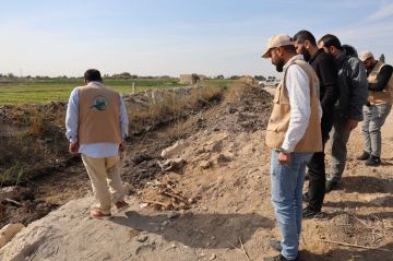 سوريا.. هيئة المفقودين تزور مواقع مقابر جماعية مكتشفة في مدينة الرقة وتحذر (صور)