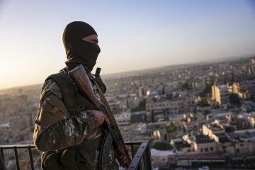 من ليبيا.. حقيقة الصورة المتداولة لـ اشتعال مركبات الجيش السوري في حلب 