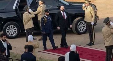 سجادة حمراء وموسيقا وحرس شرف في طرطوس.. مراسم رسمية تثير انتقادات للمحافظ سجادة حمراء وموسيقا وحرس شرف في طرطوس.. مراسم رسمية تثير انتقادات للمحافظ