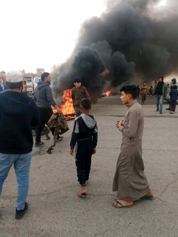 تأخر القافلة يدفع أهالي مخيم التوينة إلى قطع طريق تل تمر الحسكة تأخر القافلة يدفع أهالي مخيم التوينة إلى قطع طريق تل تمر الحسكة