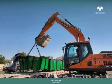 ضمن حملة بأيدينا نخليها أجمل.. توزيع 47 حاوية قمامة في حي الجورة ضمن حملة بأيدينا نخليها أجمل.. توزيع 47 حاوية قمامة في حي الجورة