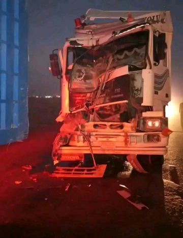 إصابة خفيفة في تصادم شاحنتين عند مفرق حاجز خزنة بالقامشلي إصابة خفيفة في تصادم شاحنتين عند مفرق حاجز خزنة بالقامشلي