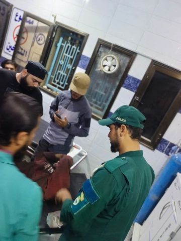 دوريات أمن الطرق تسعف سائق دراجة نارية بعد فقدانه الوعي على طريق الميادين العشارة دوريات أمن الطرق تسعف سائق دراجة نارية بعد فقدانه الوعي على طريق الميادين العشارة