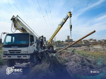 تنصيب أعمدة توتر متوسط على خط المياه الجديد تنصيب أعمدة توتر متوسط على خط المياه الجديد
