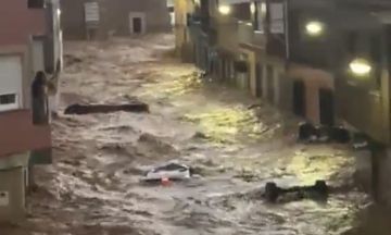 مشاهد مرعبة من إسبانيا.. سيول جارفة تحول شوارع بلدة إلى أنهار وتجرف السيارات مشاهد مرعبة من إسبانيا.. سيول جارفة تحول شوارع بلدة إلى أنهار وتجرف السيارات