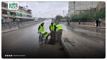استمرار أعمال تعزيل المصافي المطرية في 5 قطاعات بحلب لتفادي السيول استمرار أعمال تعزيل المصافي المطرية في 5 قطاعات بحلب لتفادي السيول
