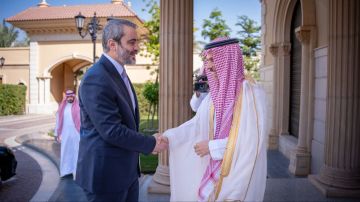 الشيباني وبن فرحان يبحثان التطورات الإقليمية وتعزيز العلاقات بين سوريا والسعودية الشيباني وبن فرحان يبحثان التطورات الإقليمية وتعزيز العلاقات بين سوريا والسعودية
