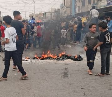 احتجاجات في مدينة الطبقة تنديدا بازالة البسطات ورفع الضرائب احتجاجات في مدينة الطبقة تنديدا بازالة البسطات ورفع الضرائب