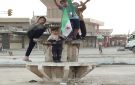 رفع علم الوطن على دوار الصالحية في مدينة الحسكة 